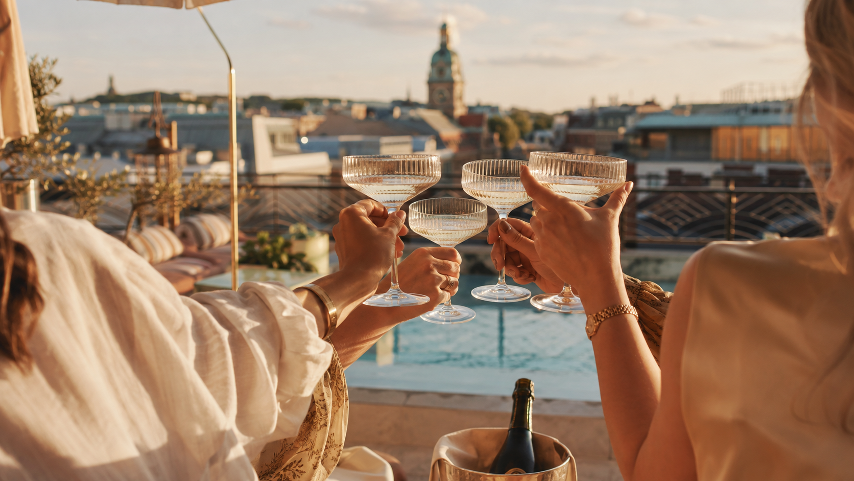 Vänner skålar i champagne på en solig takterrass